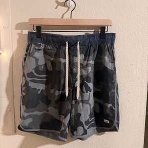 Vuori Banks shorts in charcoal camo Size M